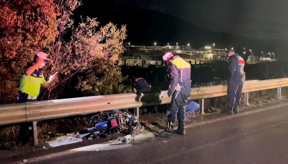 İzmir'de meydana gelen kaza sonucu iki kişi elektrikli bisiklet kazasında hayatını kaybetti.