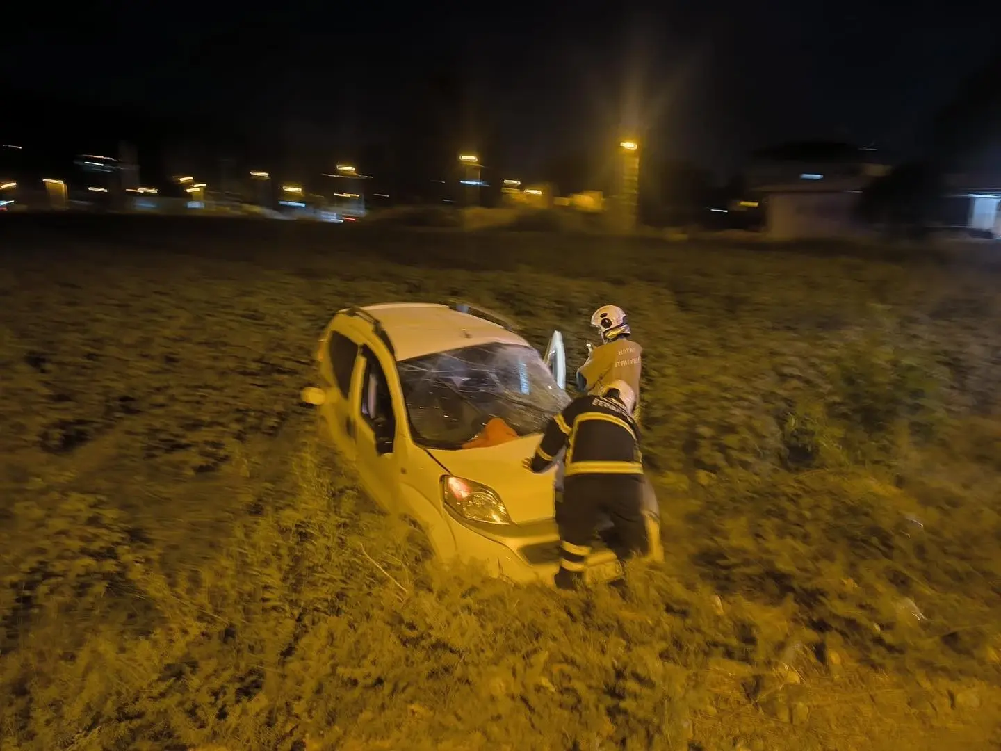 Kırıkhan'da korkunç bir kaza meydana geldi: Araç TIR ile çarpıştı.
