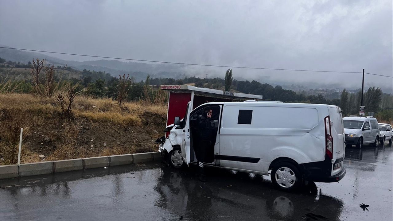 Kütahya'da kaza: Bir kişi hayatını kaybetti, üç kişi yaralandı.