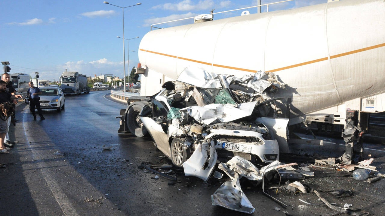 Mersin'de araçların birbirine çarpması sonucu zincirleme trafik kazası meydana geldi.