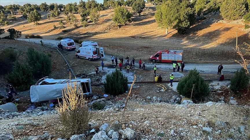 Mersin'de şarampole devrilen servis aracında 4 kişi hayatını kaybetti, 14 kişi ise yaralandı.