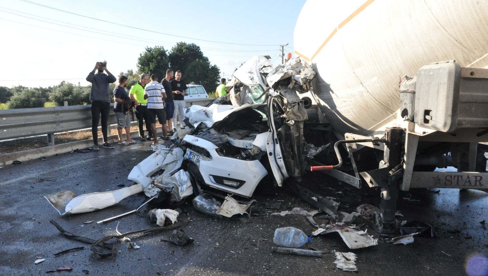 Mersin'de zincirleme kaza sonucu araç enkaz oldu.