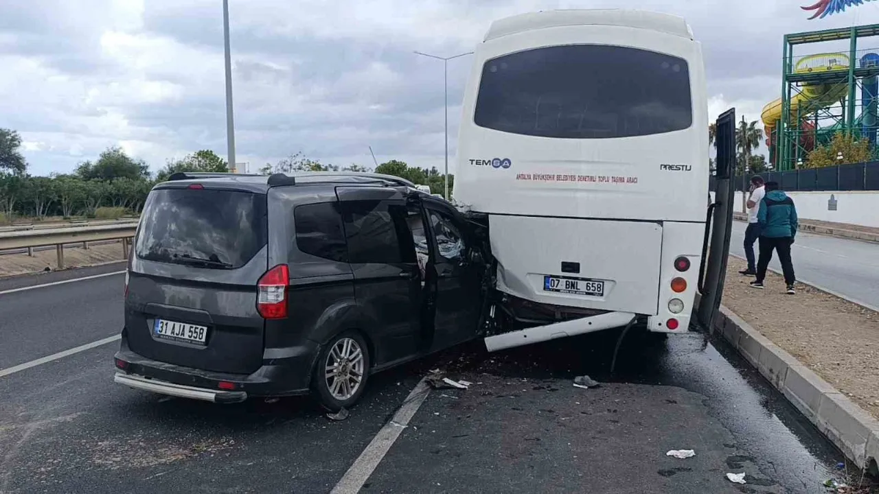 Midibüse çarpan hafif ticari araçta 2 kişi yaralandı, yaralılardan biri durumu ağır.