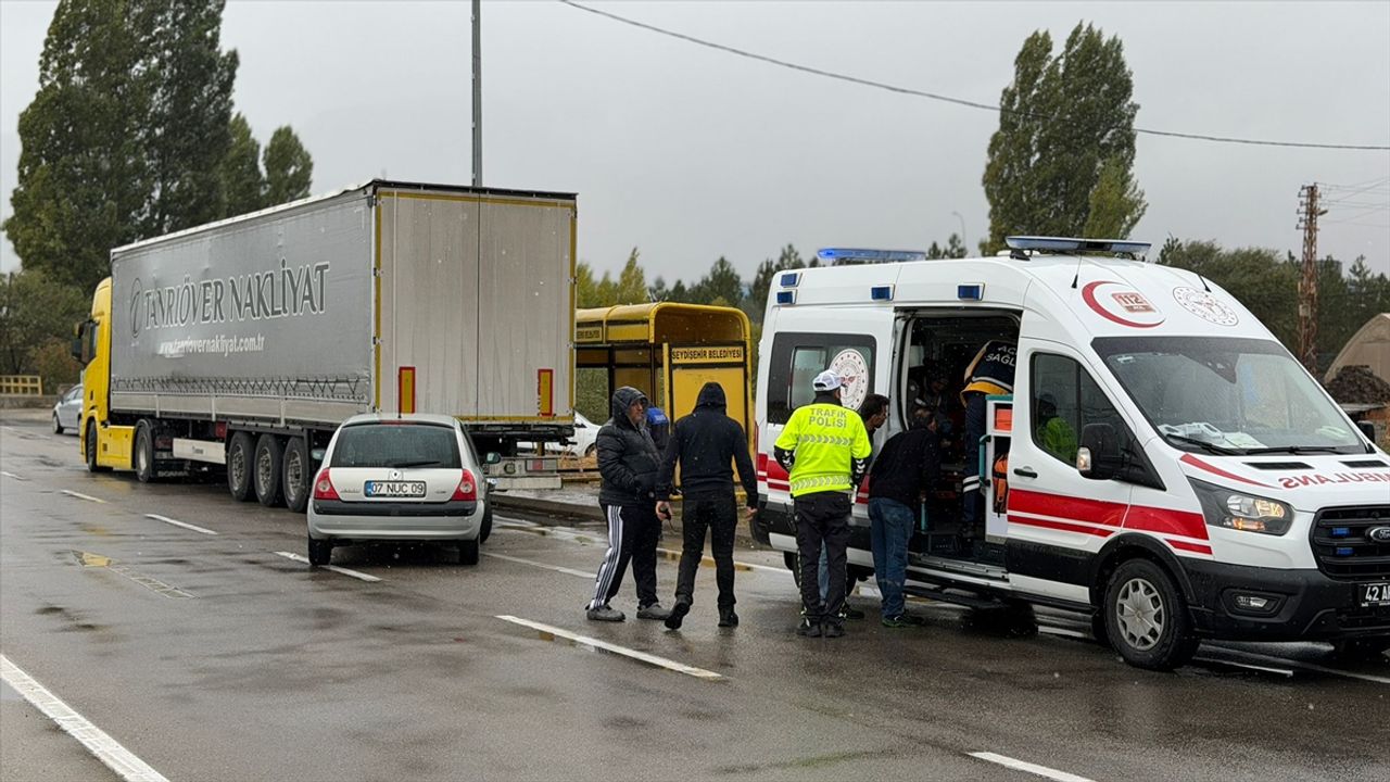 Seydişehir'de meydana gelen trafik kazasında 3 kişi yaralandı.