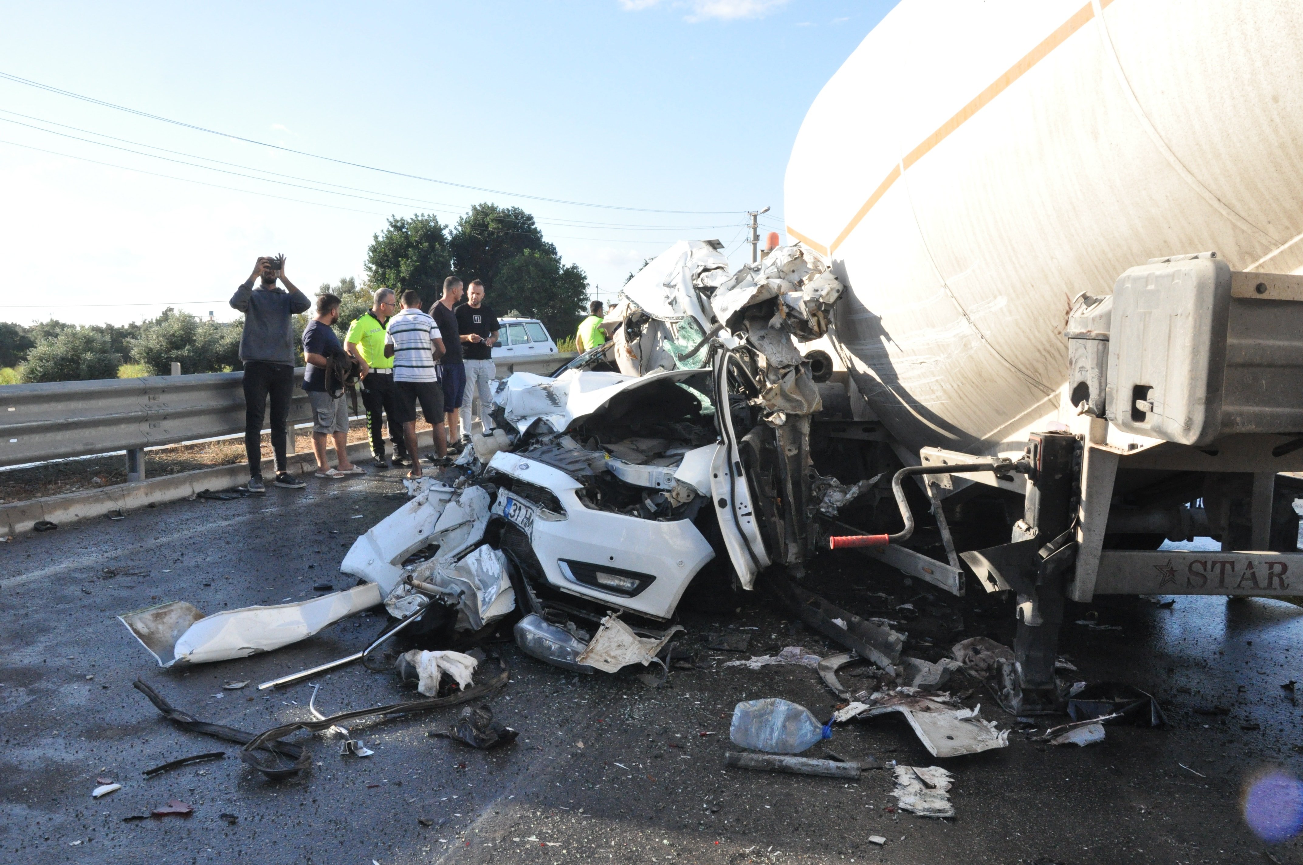 Zincirleme trafik kazasında 3 araç çarpıştı, 1 kişi yaralandı.