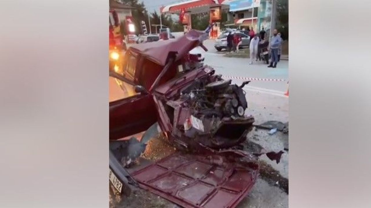 Araç, Elektrik Direğine Çarptı ve Enkaza Dönüştü.
