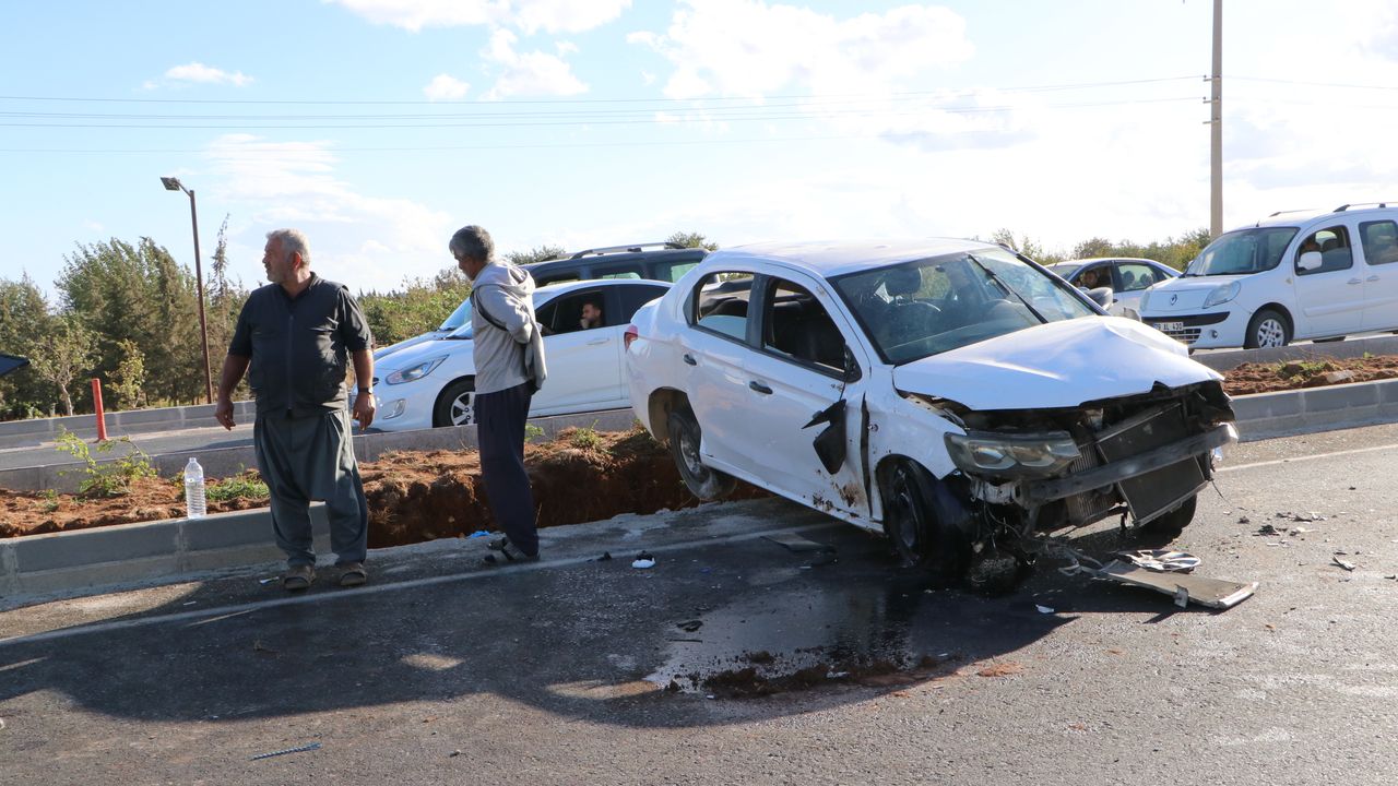 Kilis'te otomobil refüje çarptı, 2 kişi ağır yaralandı.