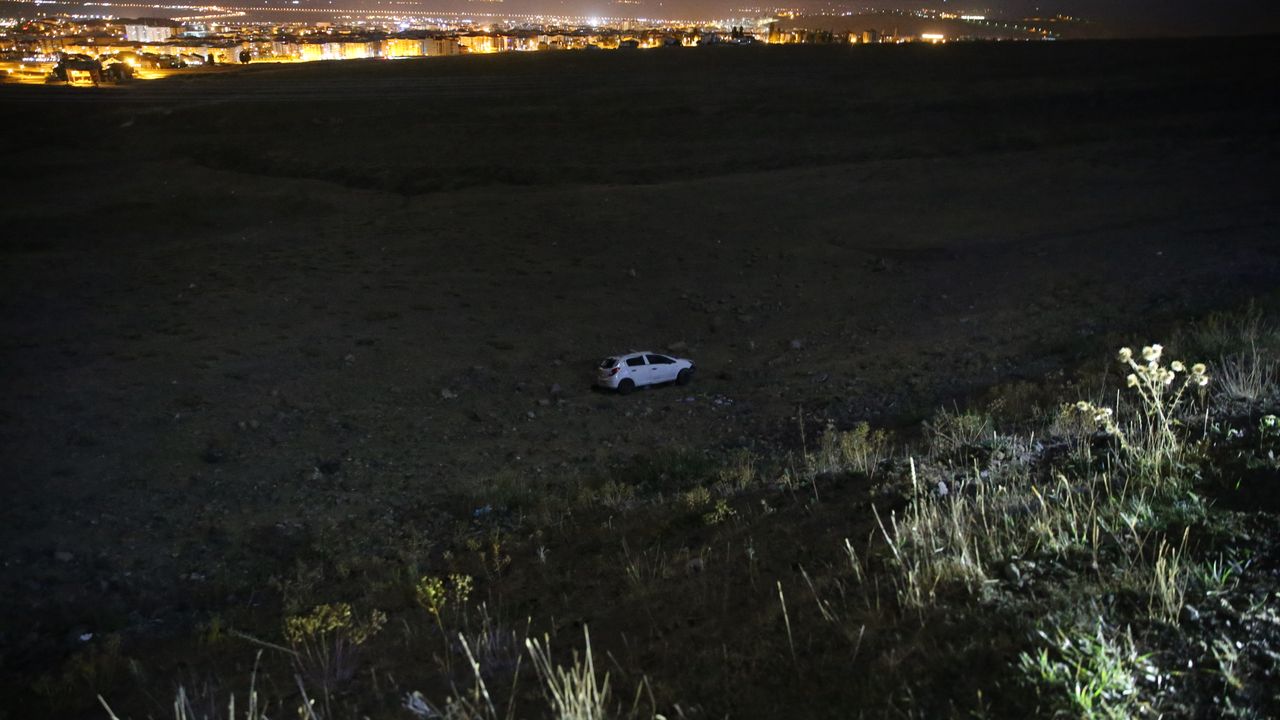 Palandöken'de aracın şarampole devrildiği kazada 2 kişi yaralandı.