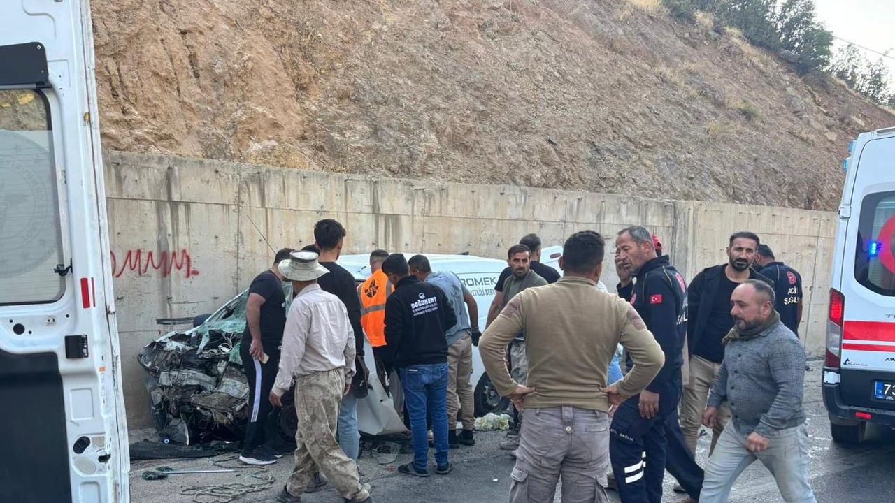 Şırnak'ta yaşanan son dakika kaza: 2 ağır, 11 kişi yaralandı.