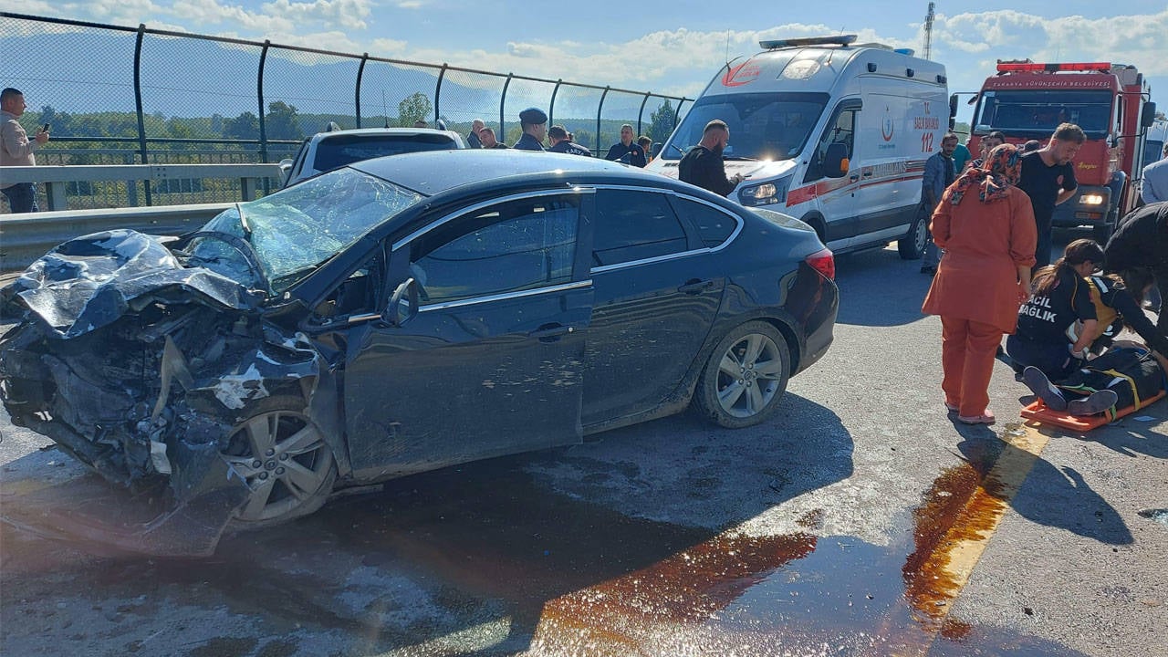 Akyazı'da jandarma aracıyla otomobil çarpıştı: 2 kişi öldü.