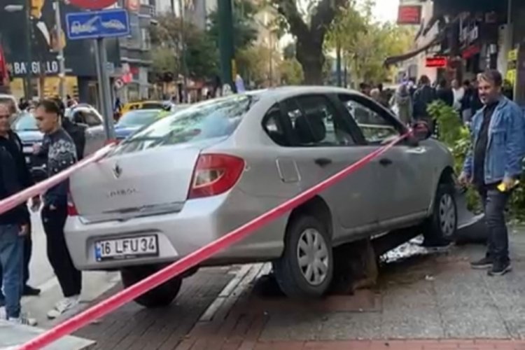 Bursa'da trafik kazasında lise öğrencisi uzun mesafe fırladı...