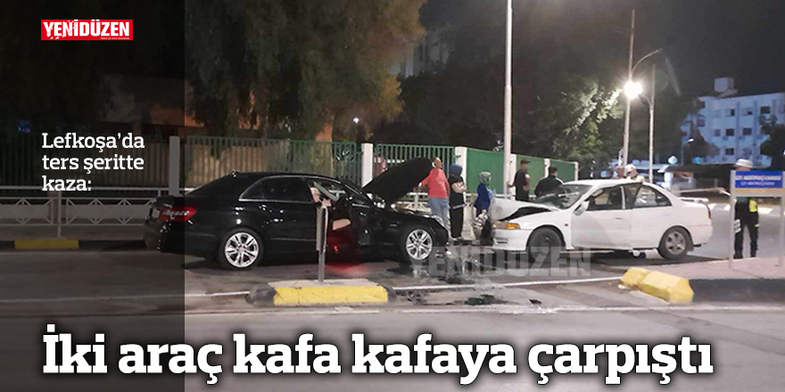 İki araç çarpıştı ve birbirine çarptı.