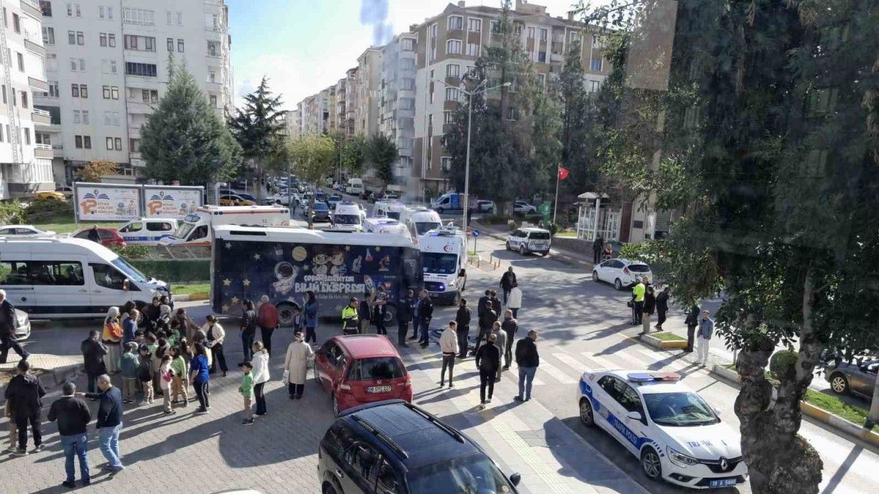 Kamyona Çarpan Servis Aracı: 22 Öğrenci Yaralandı