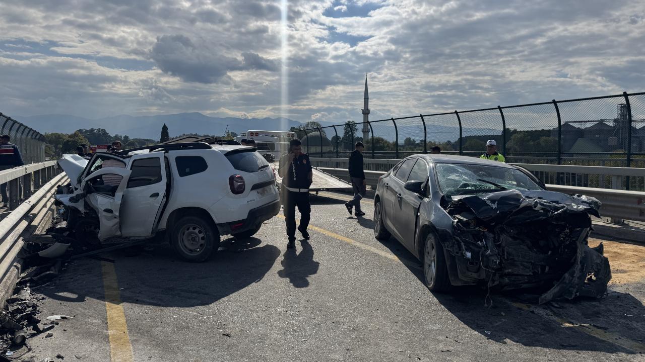 Sakarya'da trafik kazasında 2 jandarma görevlisi hayatını kaybetti.