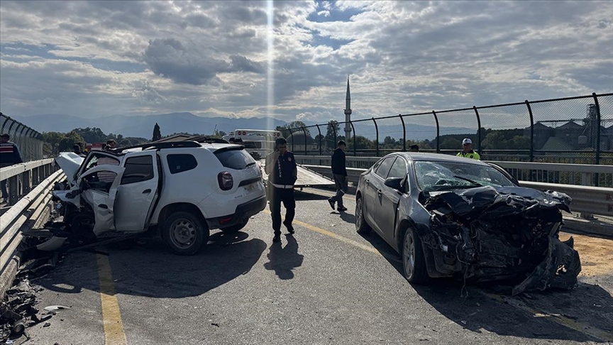 Sakarya'nın trafik kazasında 2 jandarma mensubu hayatını kaybetti.