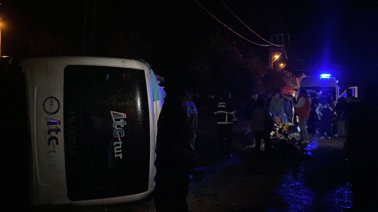 Kastamonu'da meydana gelen trafik kazasında tur midibüsü devrildi ve pek çok kişi yaralandı.