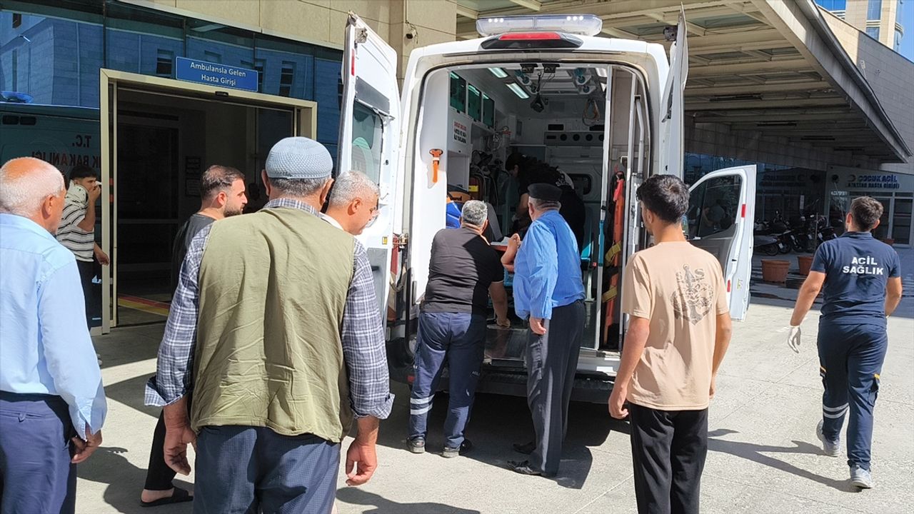 Siirt'te üç öğretmen, zincirleme trafik kazasında yaralandı.
