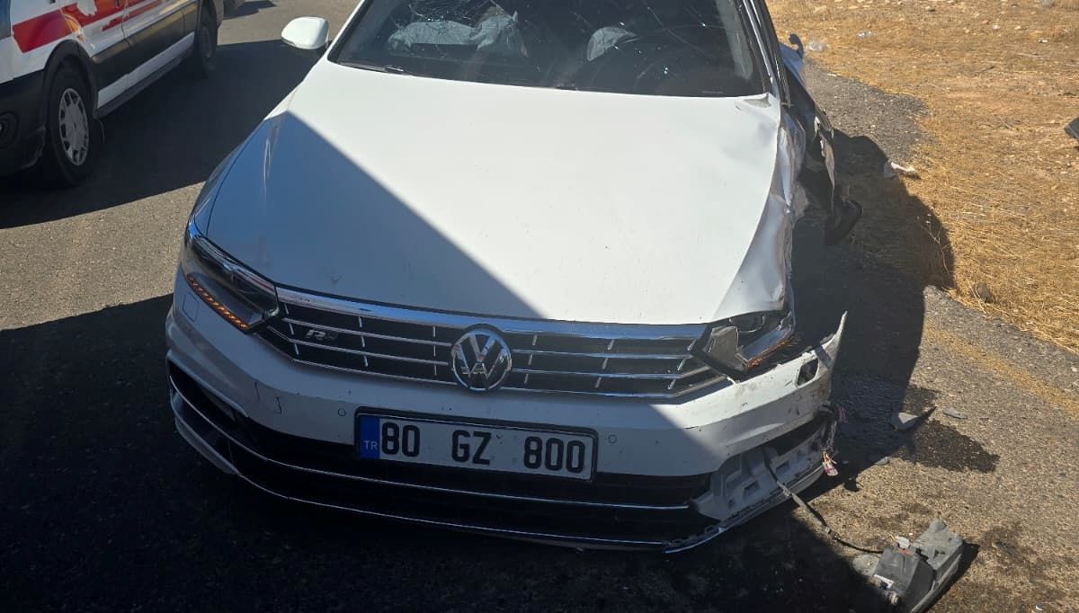 Şırnak'ta kamyonet ile otomobil çarpıştı, 8 kişi yaralandı.