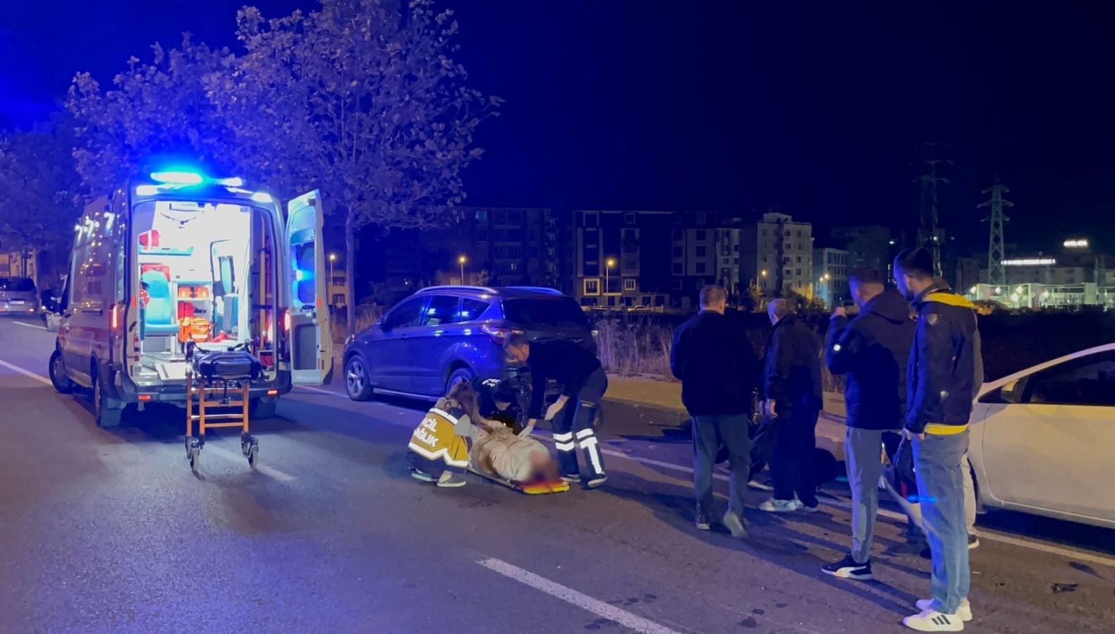 Ehliyetsiz sürücü, park halindeki araca çarptı.