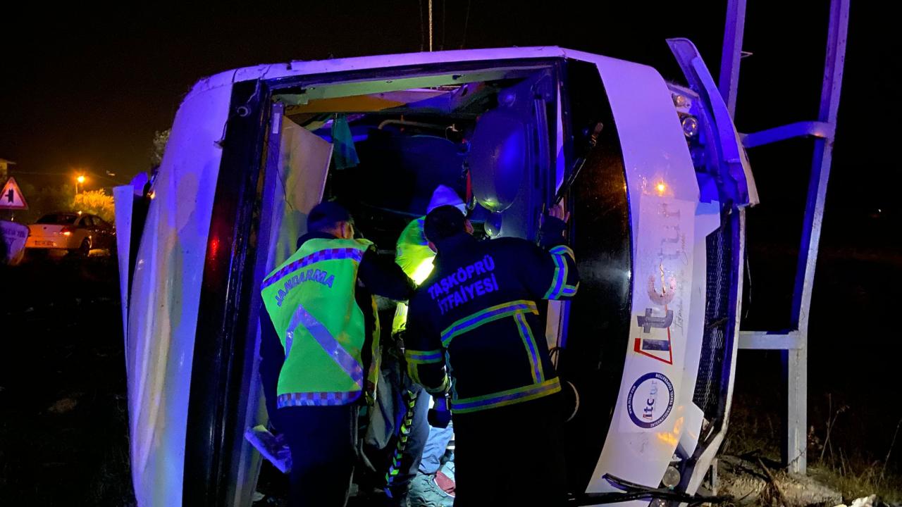 Kastamonu'da tur midibüsü devrildi, 25 kişi yaralı.