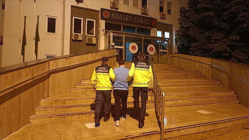 Kocaeli'de trafikte manevra yaparak kaza yaptıran sürücü tutuklandı.
