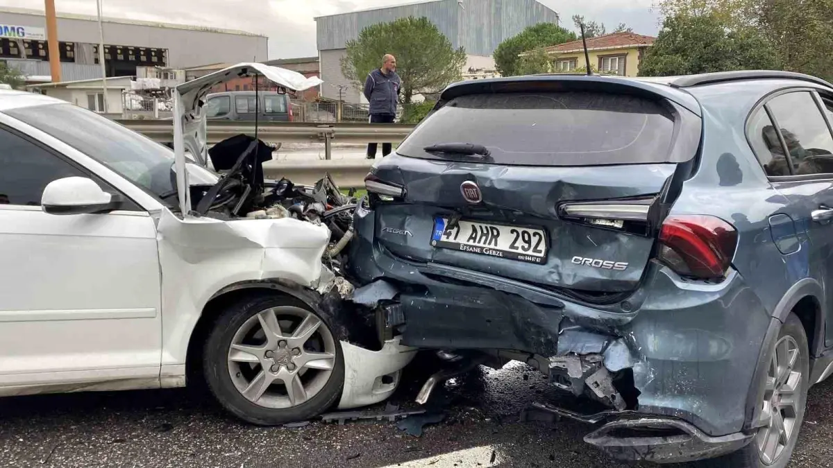 Kocaeli'de Zincirleme Kaza: 5 Kişi Yaralandı.