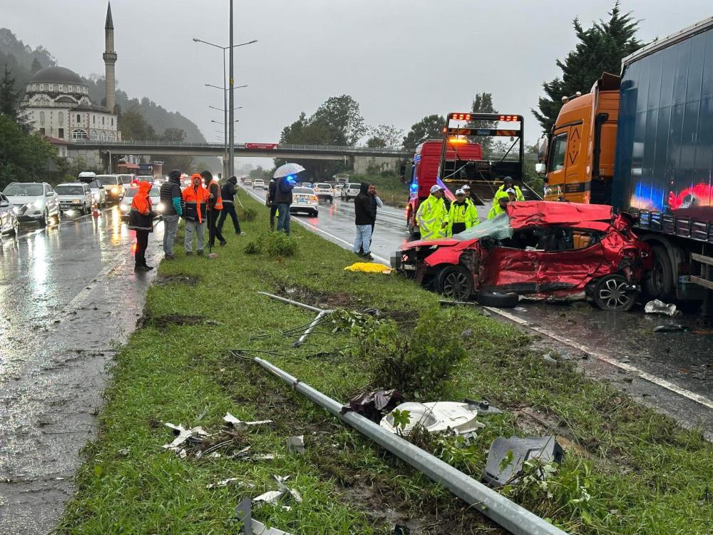 Rize'de meydana gelen TIR kazasında 3 kişi öldü.