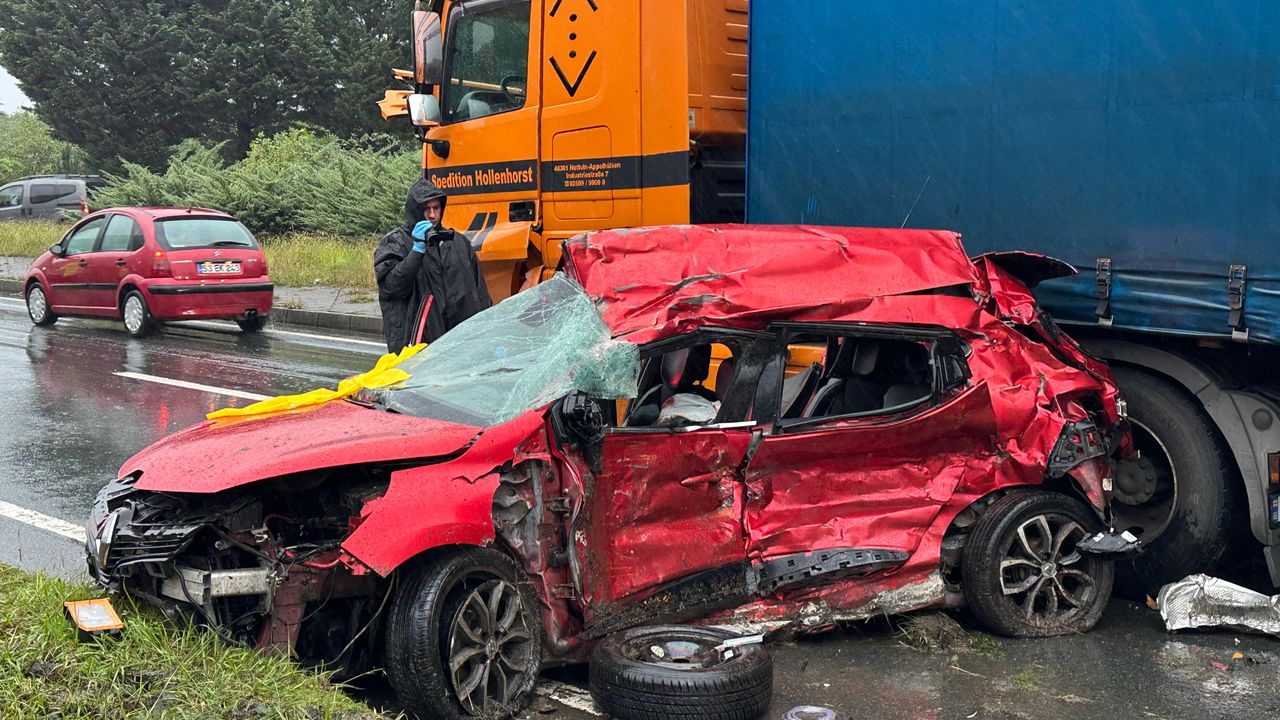 Rize'de tırla otomobilin çarpıştığı trafik kazasında 3 kişi yaşamını yitirdi.