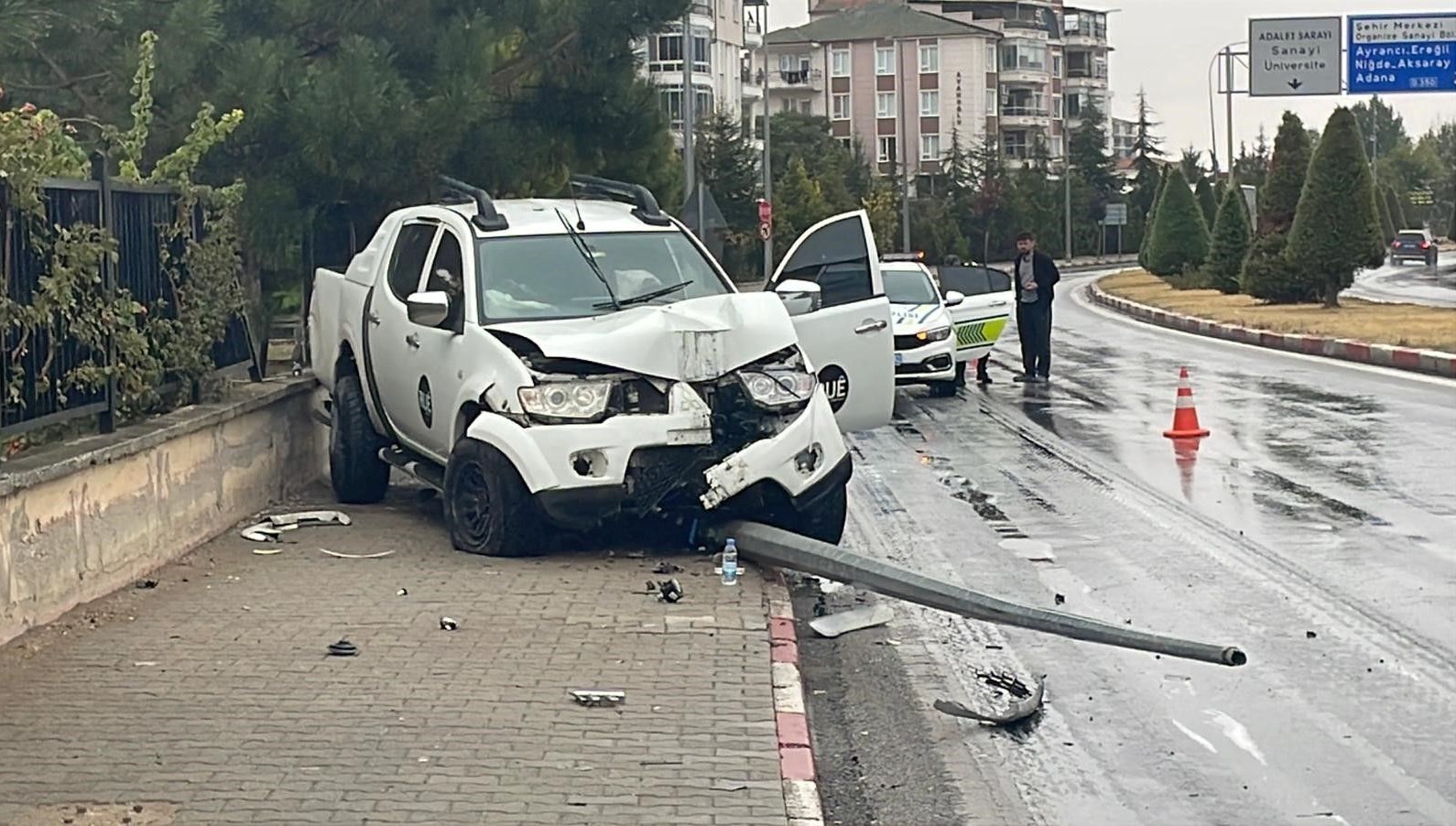 Yolun kaygan olması bir kaza meydana getirdi.