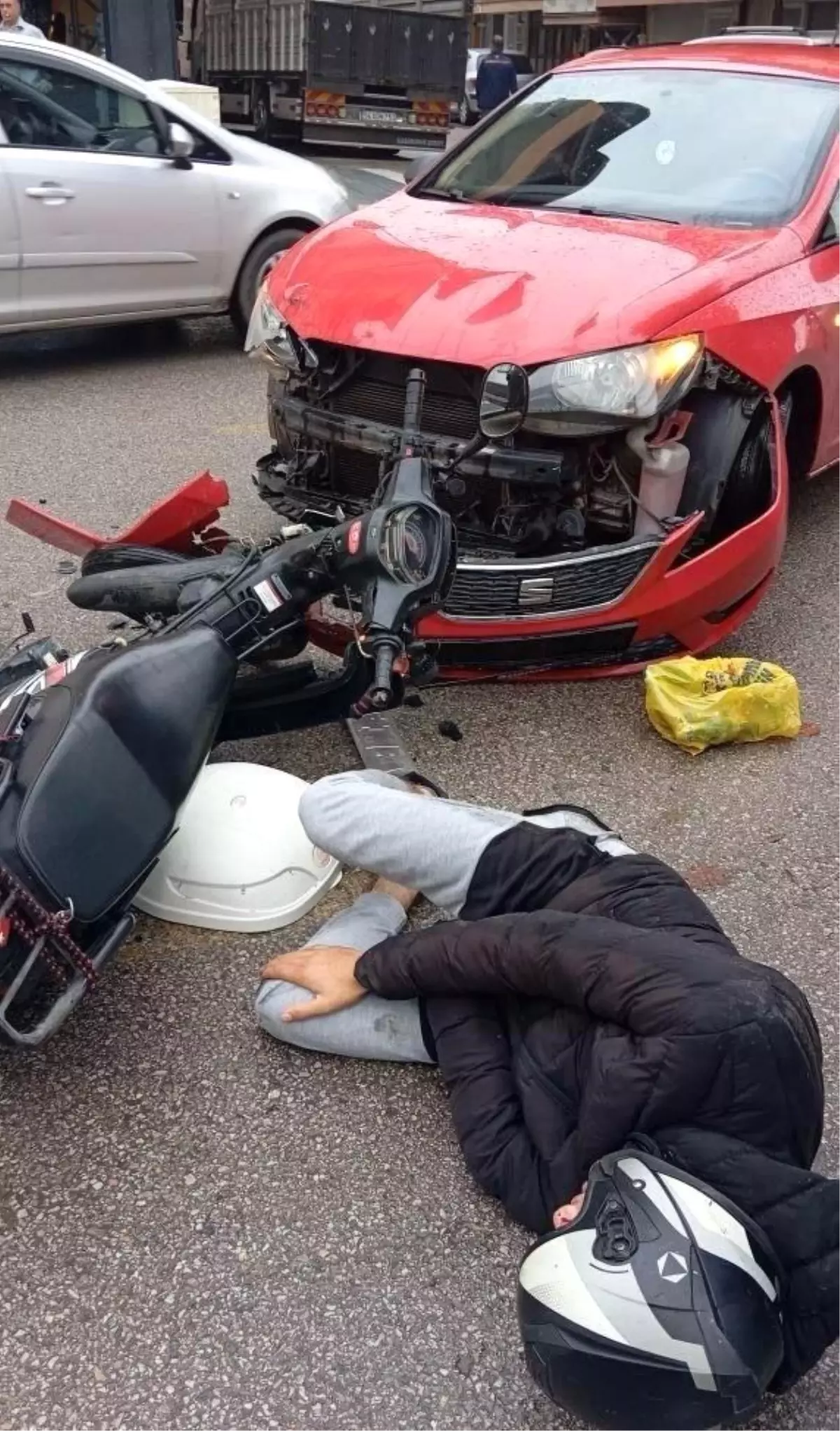 Adapazarı'nda Kaza: Motosikletçi Yaralı