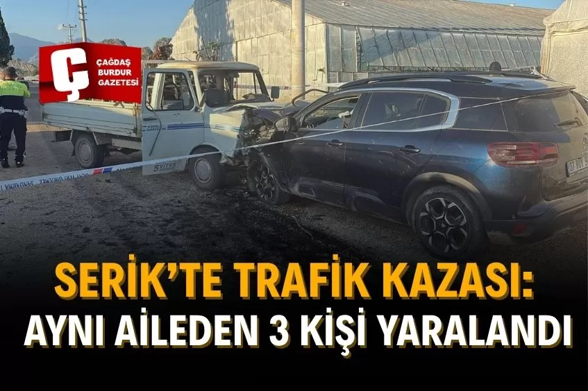 Antalya'da trafik kazasında sıkışan 3 kişi hastaneye sevk edildi.