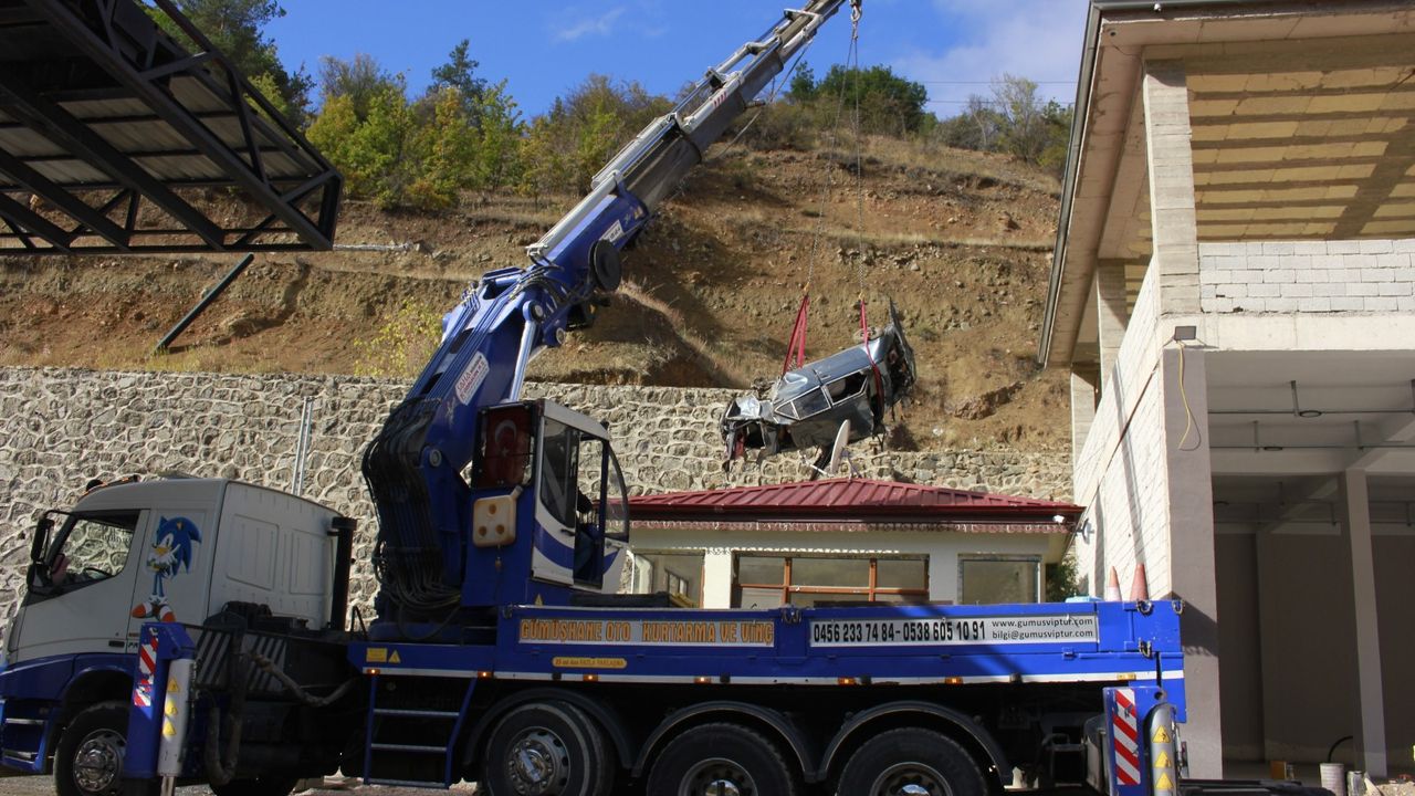 Gümüşhane'de aracın uçurumdan yuvarlandığı kaza sonucu şoför yaralandı.