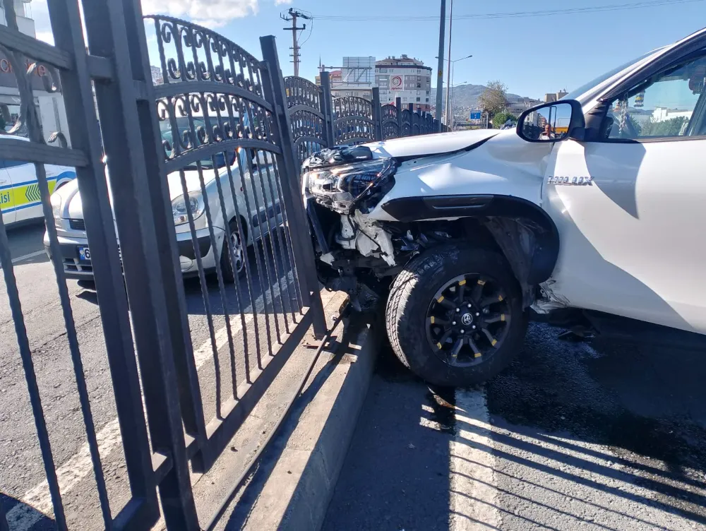 Kaza nedeniyle trafik aksadı.