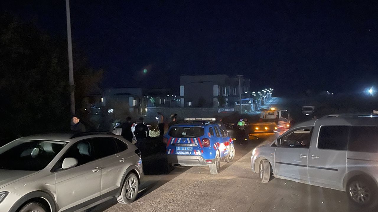 Diyarbakır'da polisin dur ihtarına uymayan şahıs 3 aracı kaza yaptı: 7 kişi yaralandı.