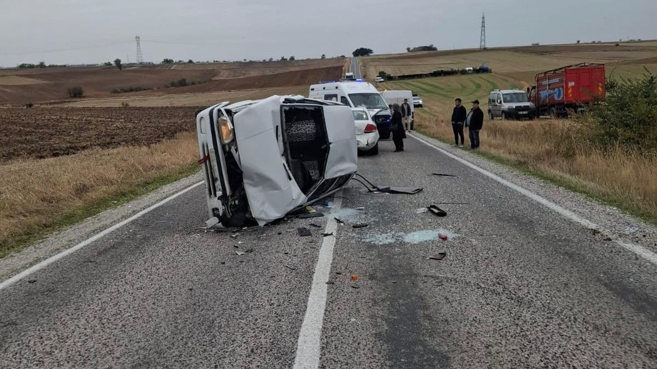Edirne'de trafik kazası meydana geldi, yaralılar var.