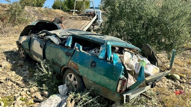 Fatal kaza... Eşlerin hayatını kaybettiği araç şarampole yuvarlandı