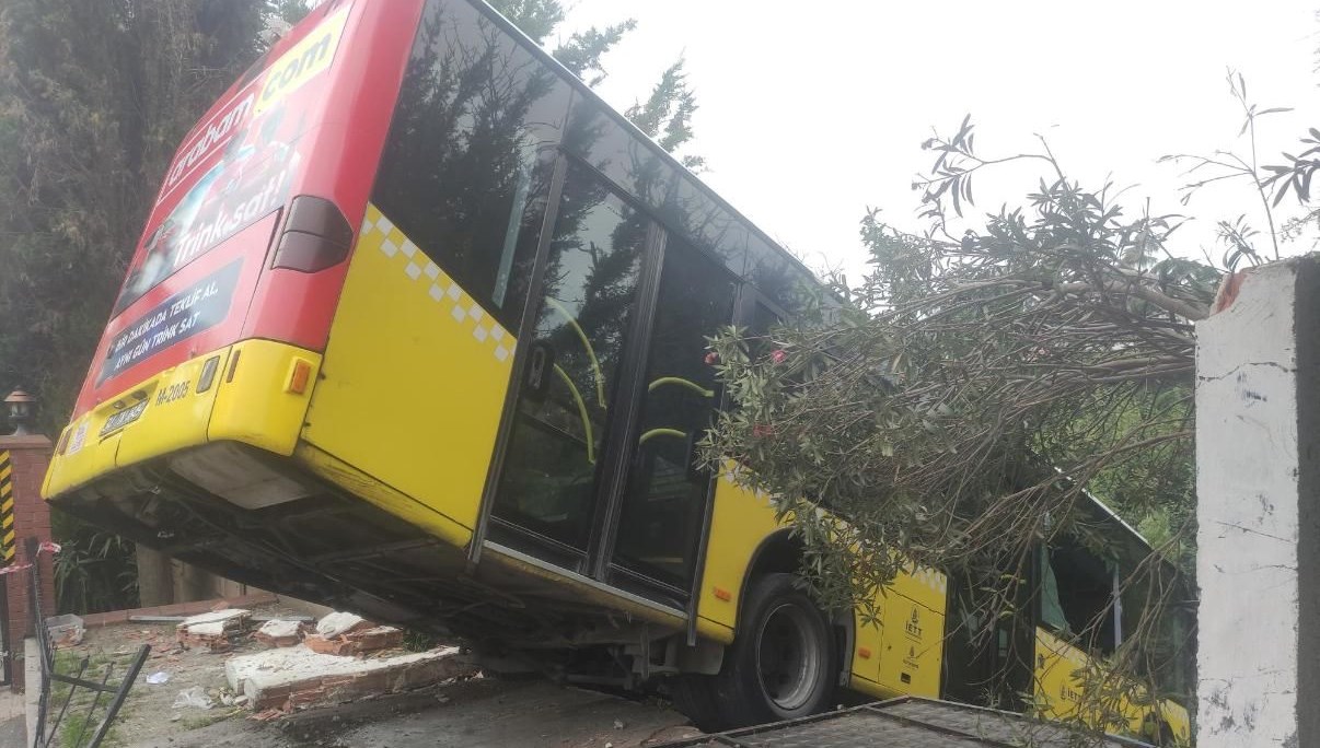 İETT otobüsü Üsküdar'da trafik kazası geçirdi.