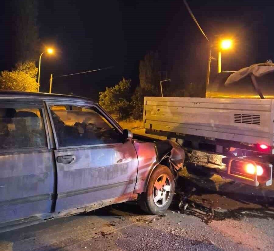 Kamyonet ile çarpışan araçta 2 kişi yaralandı – Son Dakika Haberleri