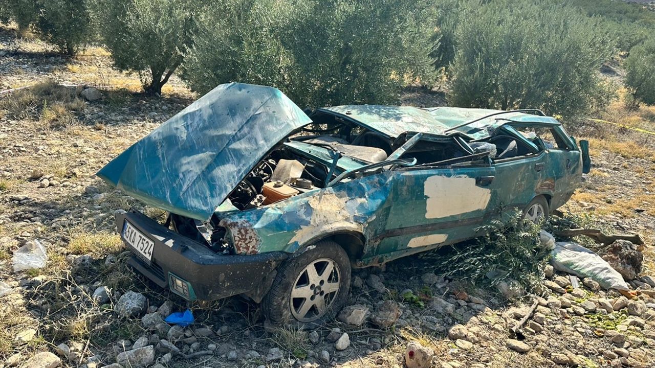 Manisa'da evli bir çift, son dakika trafik kazasında hayatını kaybetti.