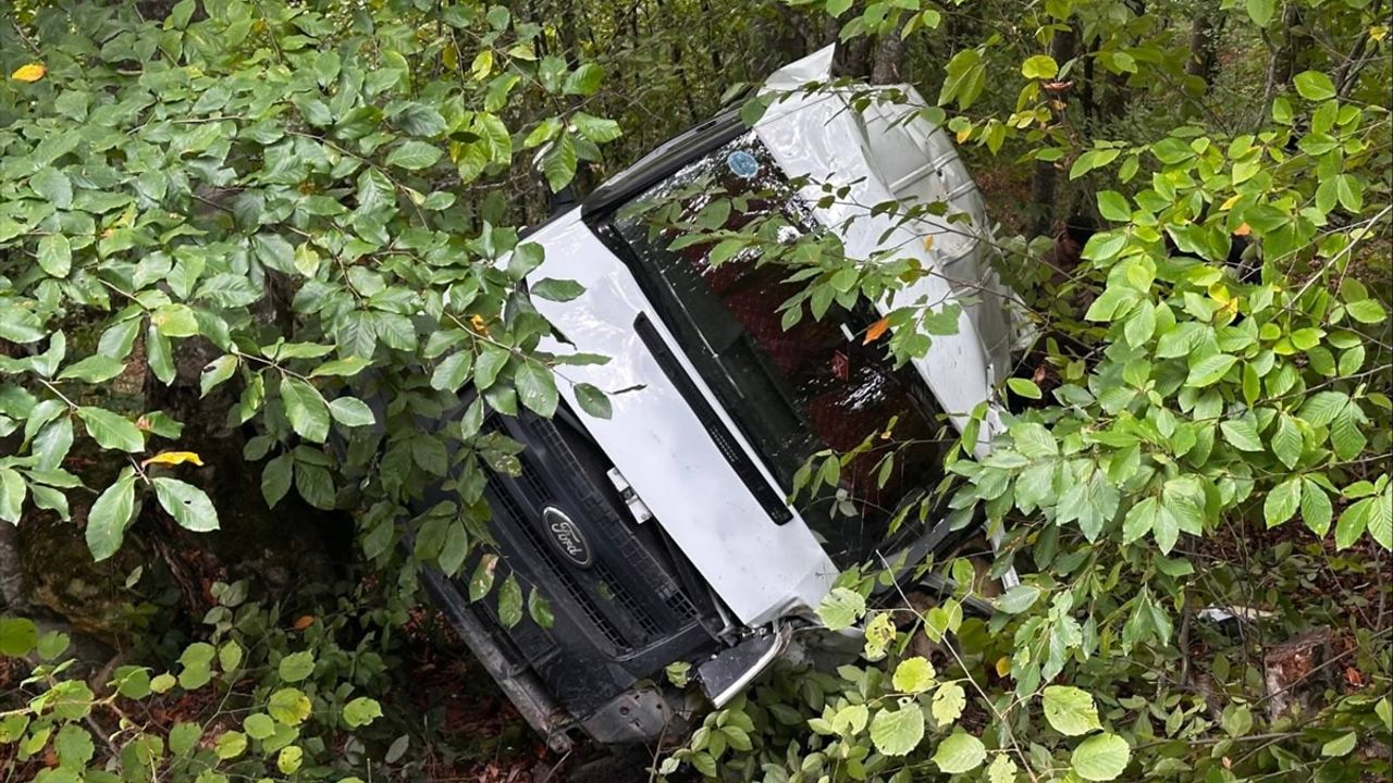 Ordu'daki trafik kazasında minibüs şarampole devrildi, 11 kişi yaralandı.