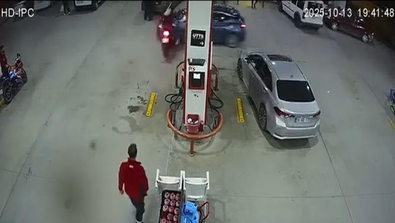 Balıkesir'deki bir benzin istasyonundaki kaza güvenlik kamerasına yakalandı.