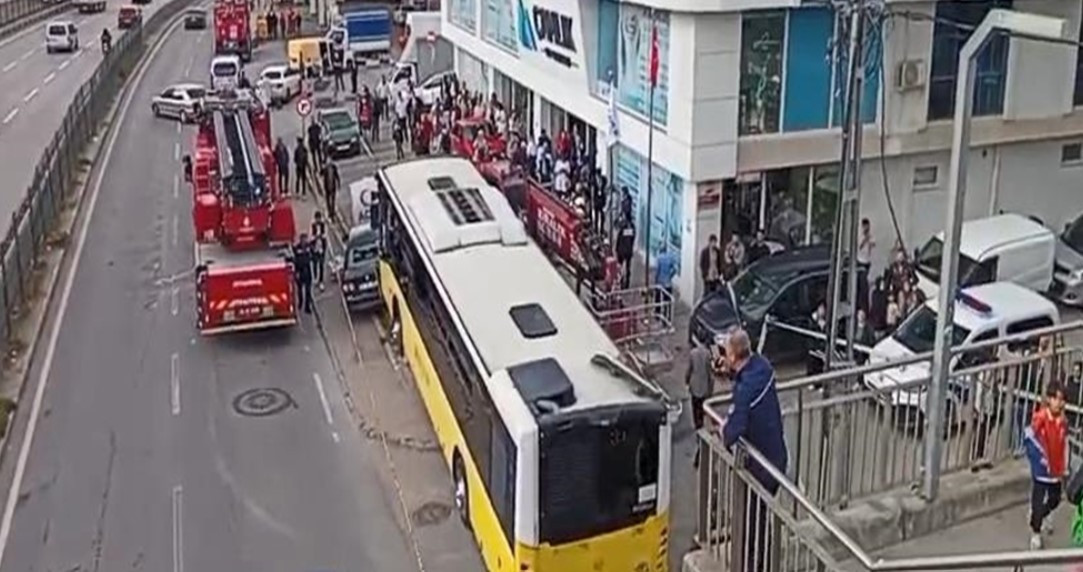 İstanbul Çekmeköy'de otobüs durağa çarptı, yaralılar var!