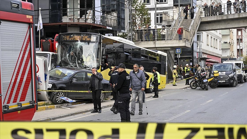 İstanbul'da özel halk otobüsünün karıştığı trafik kazasında 1 kişi yaşamını yitirdi, 4 kişi ise yaralandı.