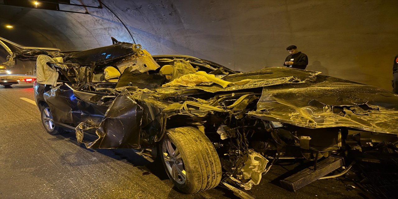 Kahramanmaraş'ta Tıra Arkadan Çarpan Araç Kazasında 1 Kişi Hayatını Kaybetti, 4 Kişi Yaralandı.