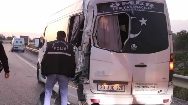Kamyon emniyet şeridinde duran işçi servisine çarptı, bir kişi hayatını kaybetti.