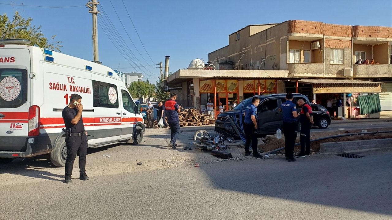 Şırnak'ta motosikletle hafif ticari araç çarpıştı, 1 kişi ağır yaralandı.