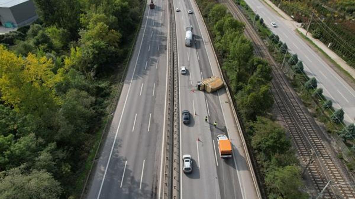 Anadolu Otoyolu'nda ciddi bir trafik kazası: Devrilen kamyonet kaza mahallinde bulundu.