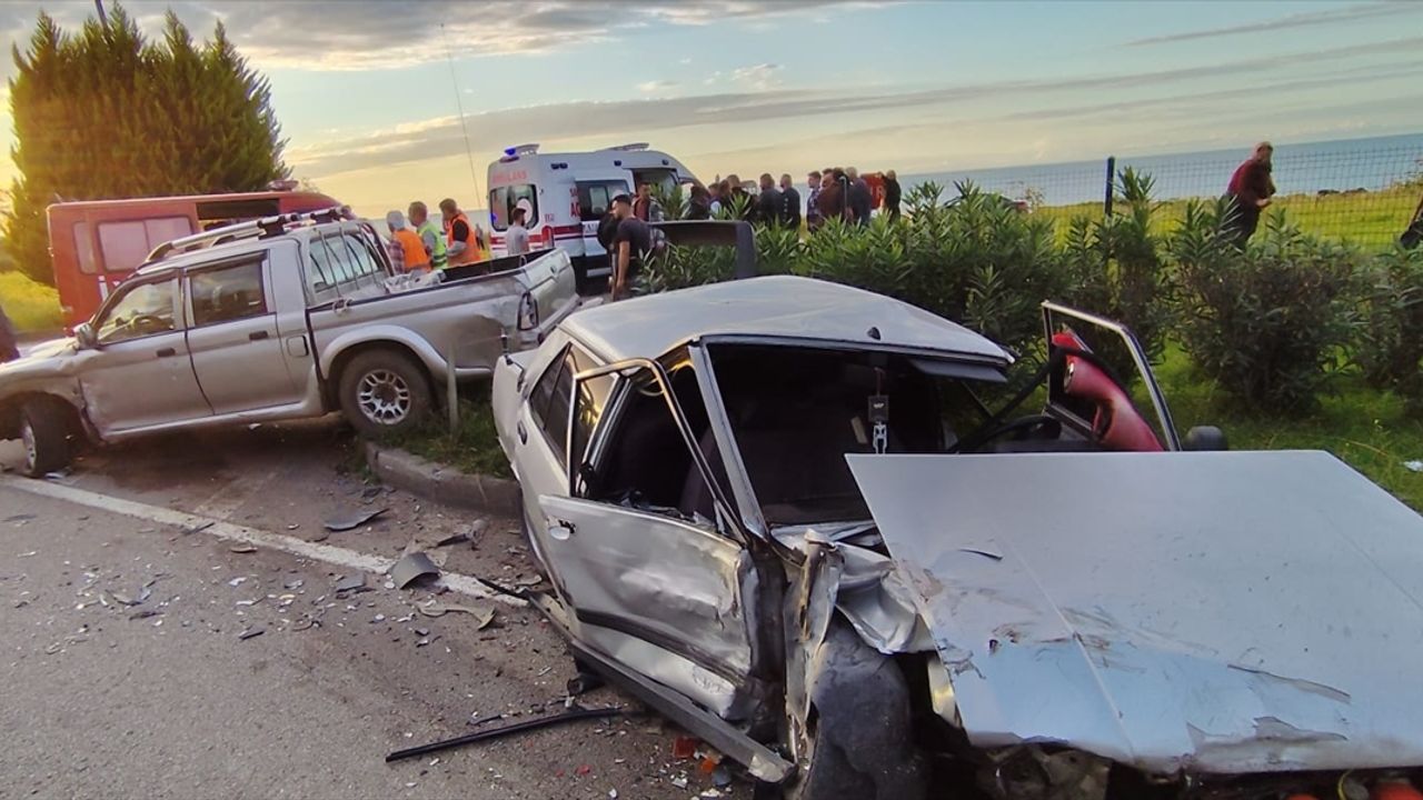 Giresun'da kamyonet ile otomobilin karıştığı kaza, 6 kişinin yaralanmasına neden oldu.