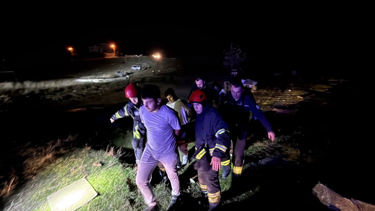 Kocaeli'deki trafik kazasında otomobil devrildi, 2 kişi yaralandı.