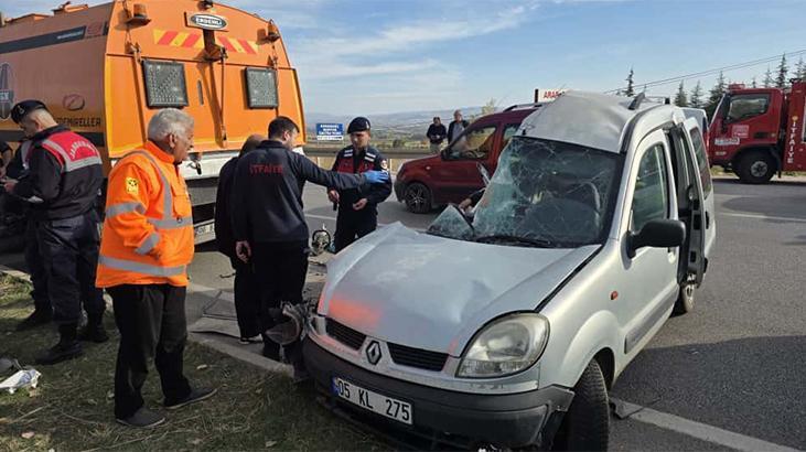 Amasya'da kamyonla çarpışan araçta 4 kişi hayatını kaybetti.